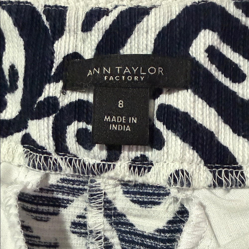 Ann Taylor Abstract Print Tailored Shorts | Size 8 - Picture 4 of 6